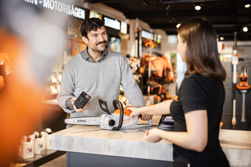 Dealer-with-chainsaw