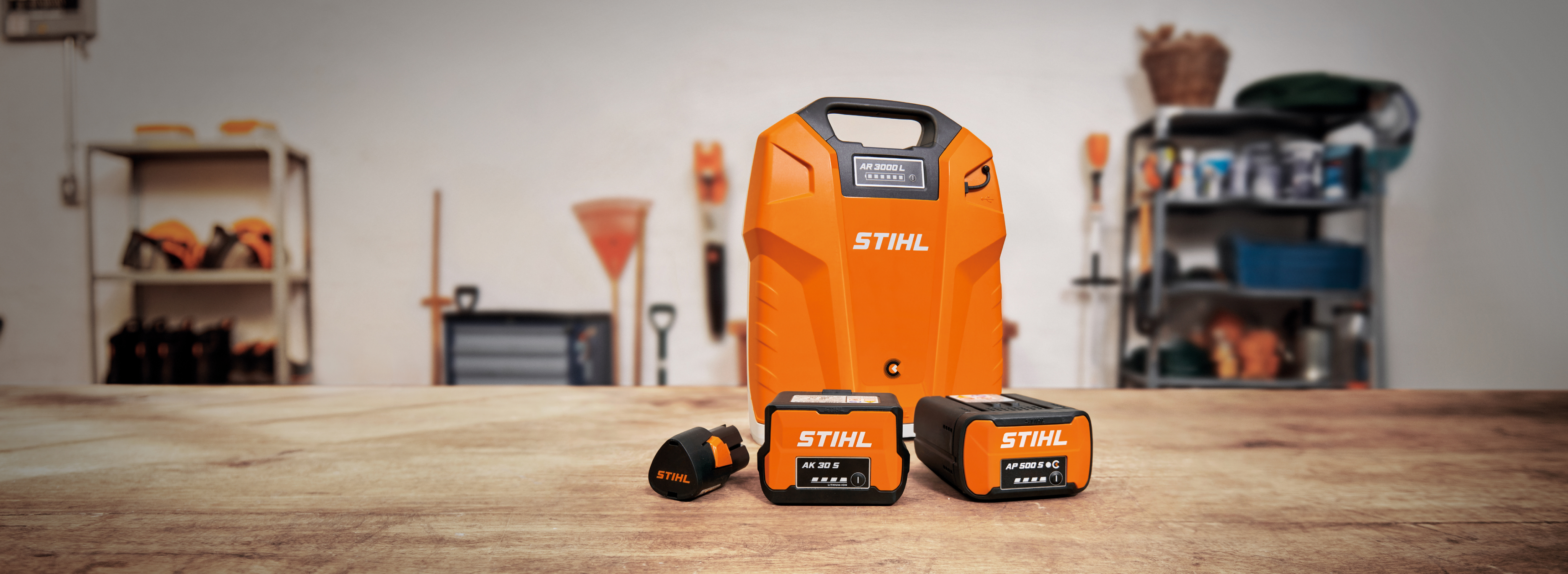 ガレージのテーブルの上に置かれているSTIHL APシステム製品