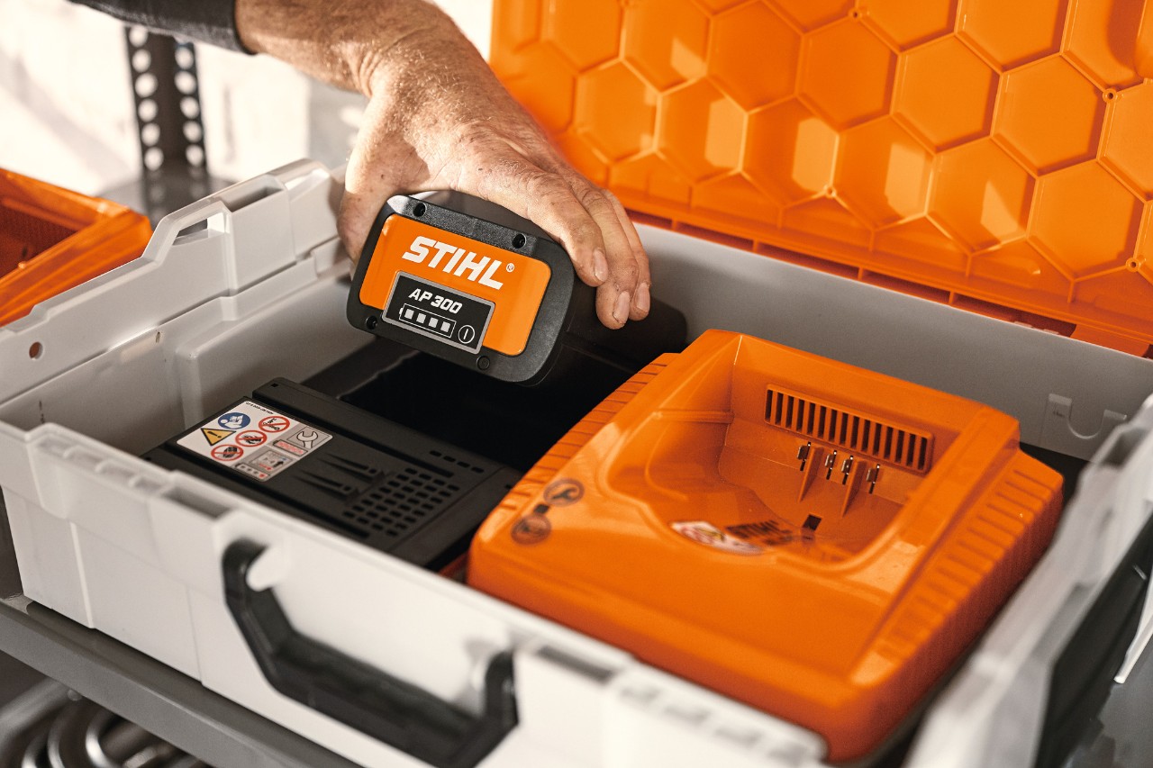 STIHLバッテリーボックス、リチウムイオンバッテリーAP 300と充電器