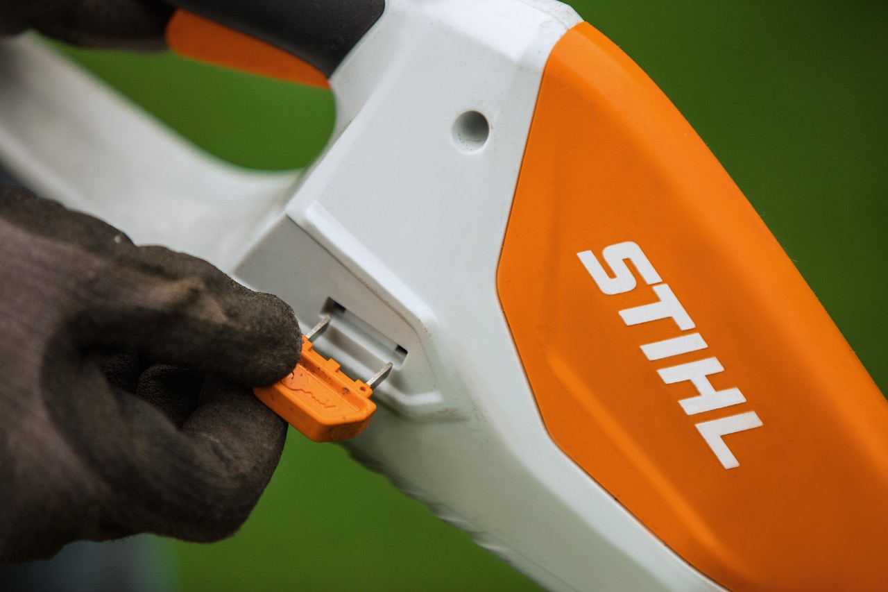 バッテリー内蔵型STIHLバッテリーグラストリマーとアクティベーションキー