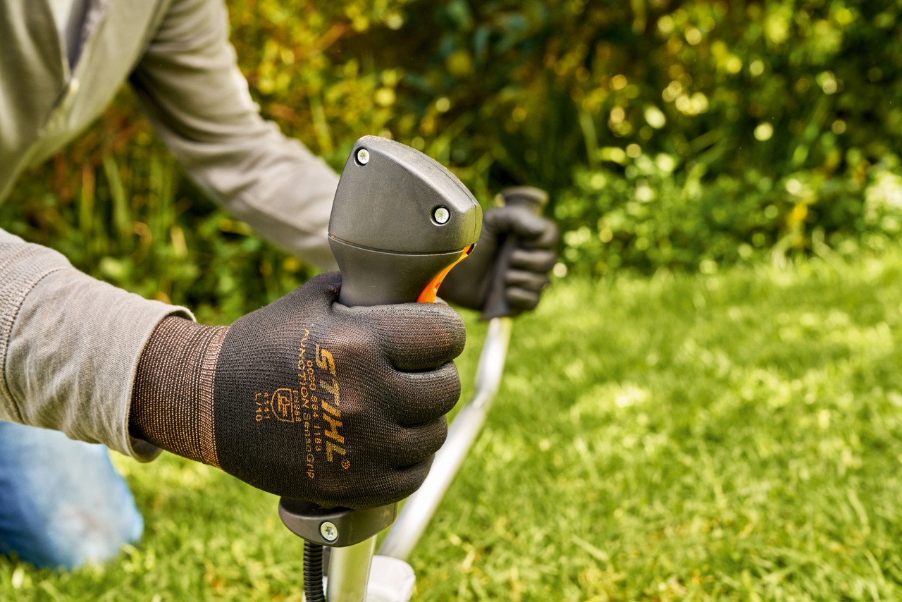 エンジン刈払機STIHL FS 91のエンジンを初爆させている男性