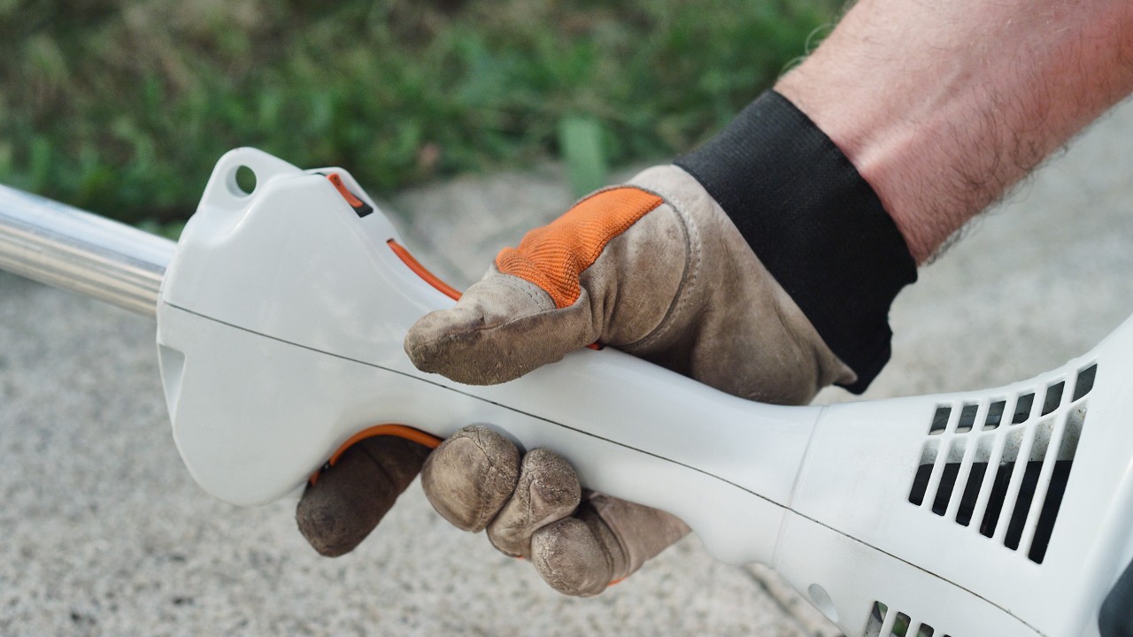 エンジン刈払機STIHL FS 38のスロットルトリガーがかみ合っている様子