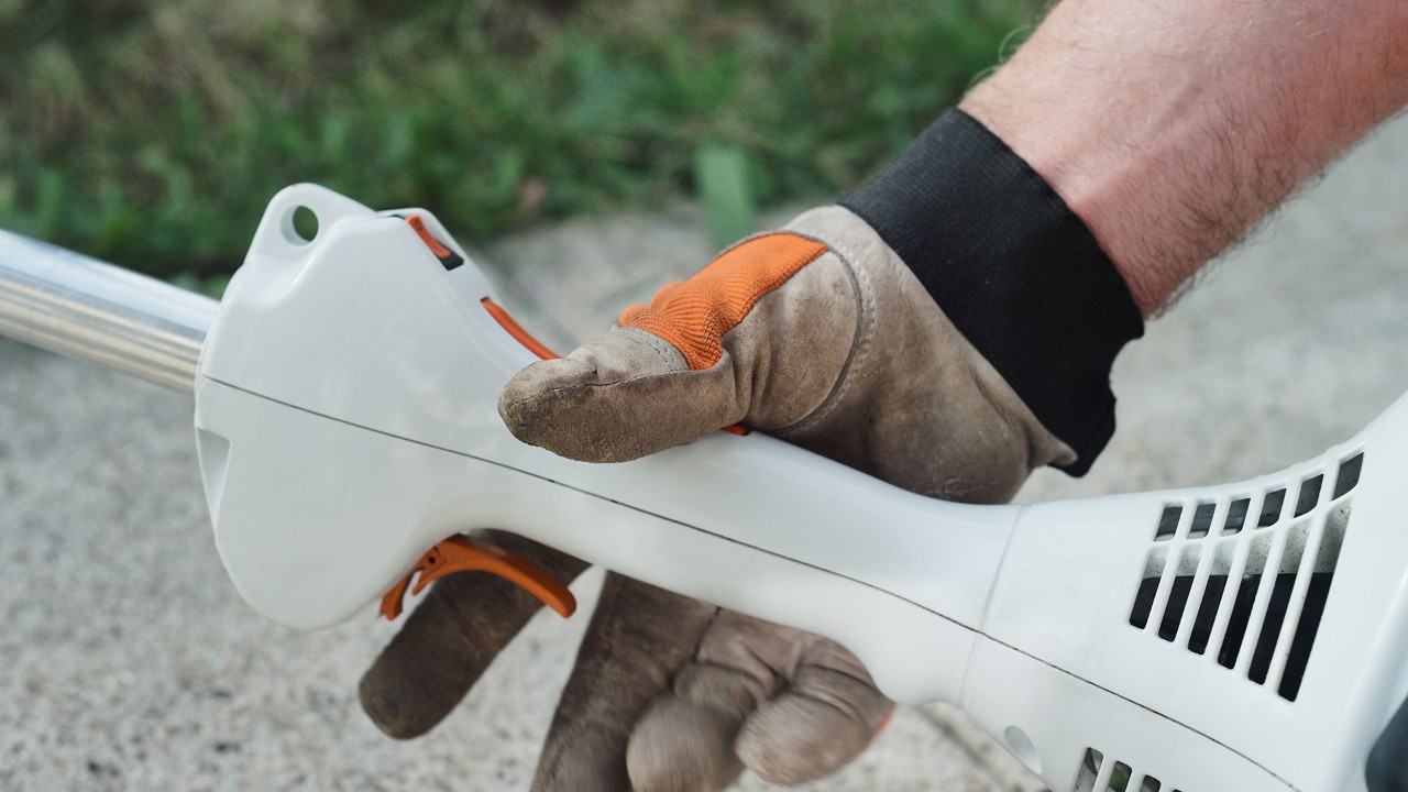始動スロットル位置になっているエンジン刈払機STIHL FS 38