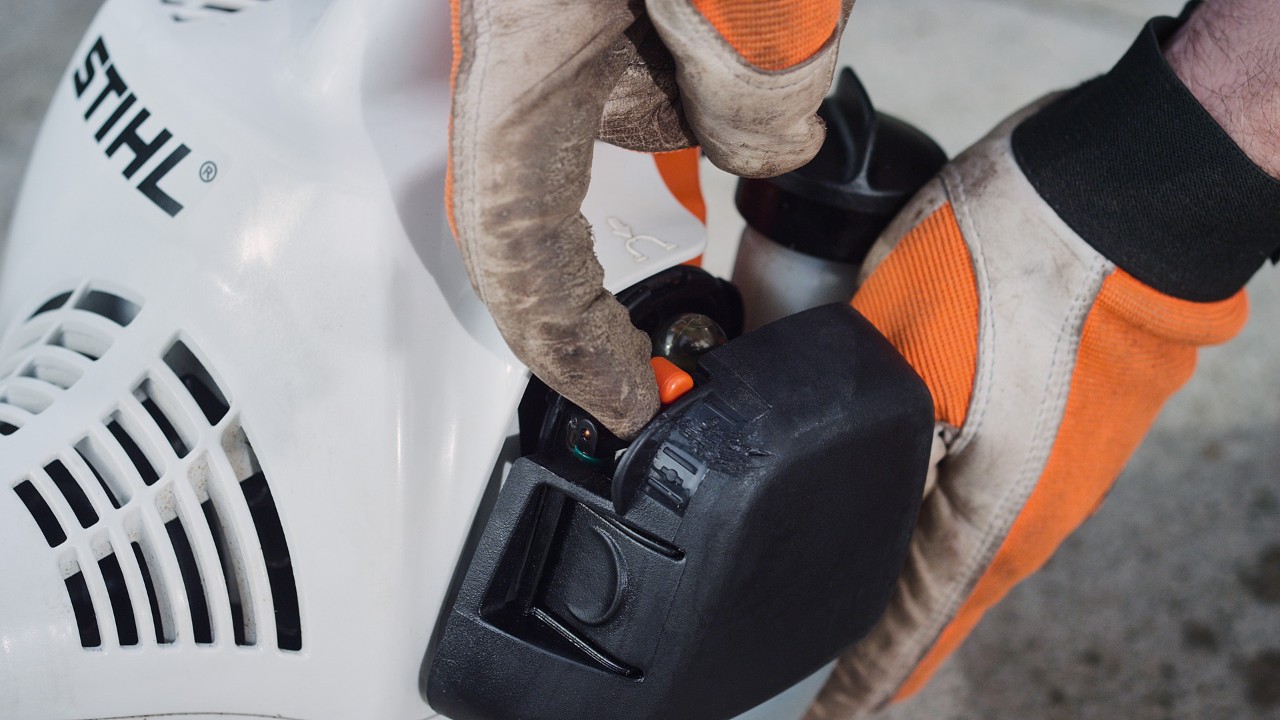 エンジン刈払機STIHL FS 38のチョークレバーを操作している様子