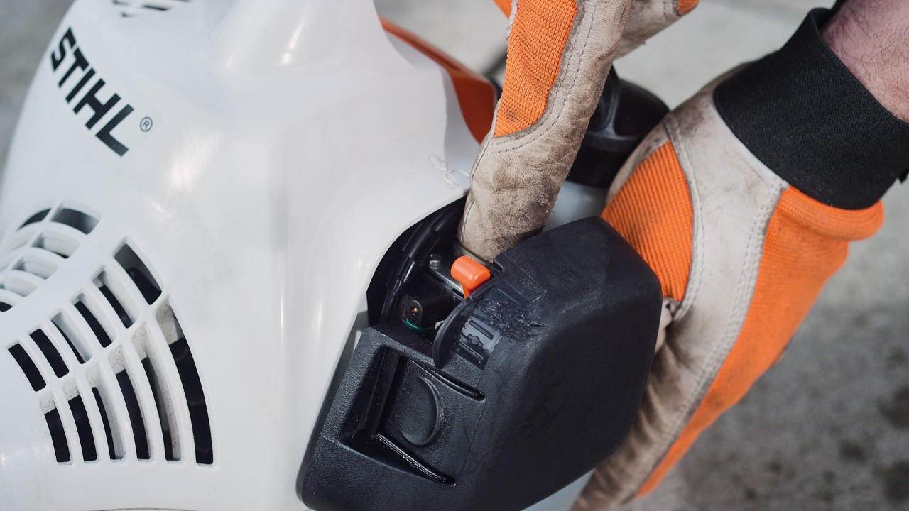 エンジン刈払機STIHL FS 38の燃料ポンプを押している様子