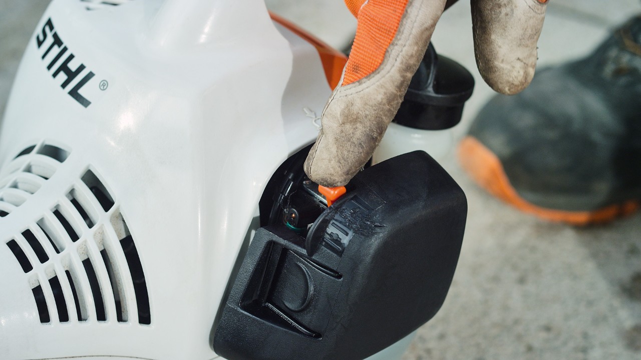 エンジン刈払機STIHL FS 38のチョークを開けている様子