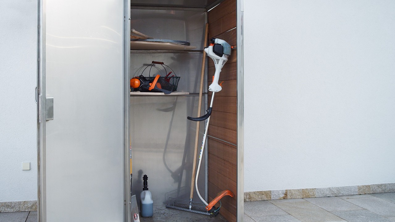 オフの状態で物置に収納されているエンジン刈払機STIHL FS 38