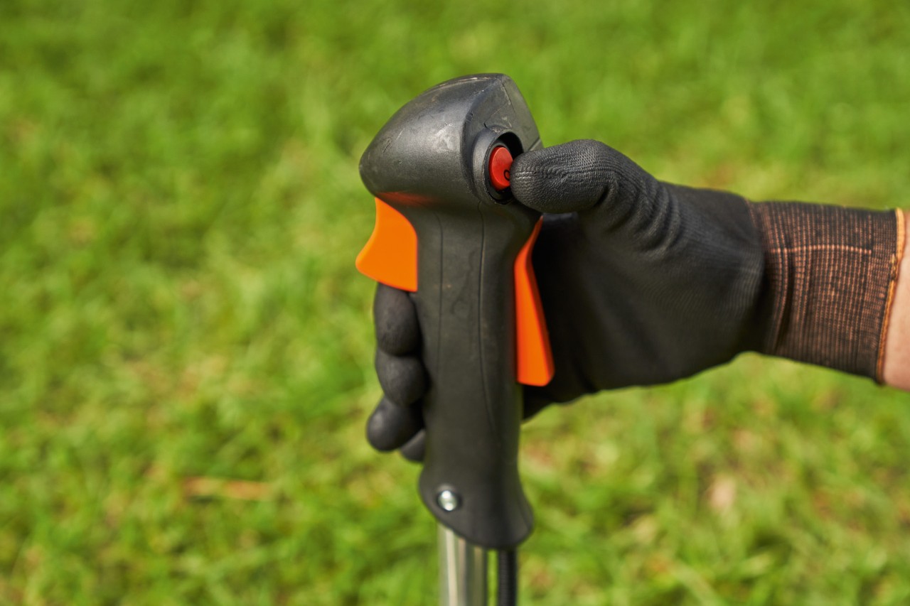 エンジン刈払機STIHL FS 56を停止している男性