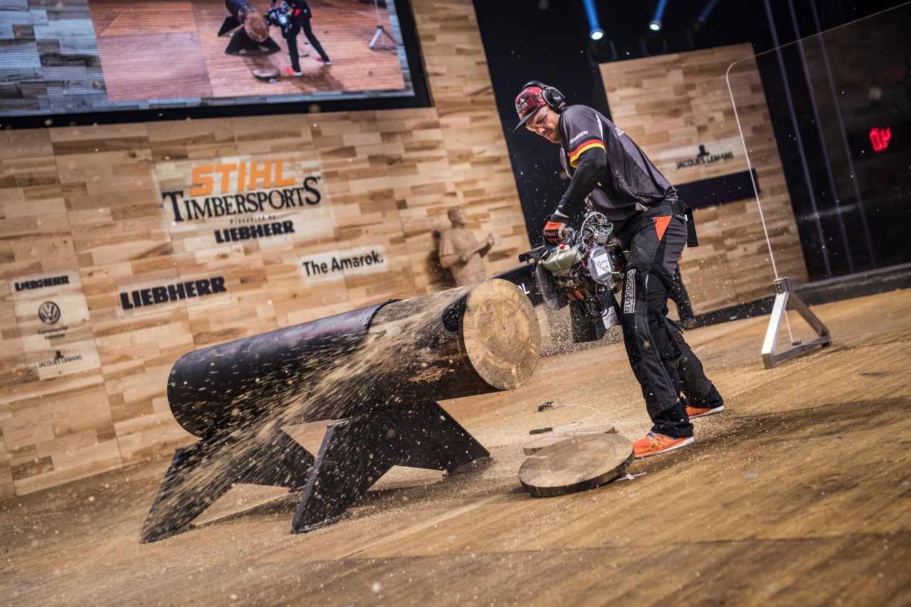 リバプールで開催されたSTIHL TIMBERSPORTS®世界伐木チャンピオンシップ2018の舞台に立っている選手