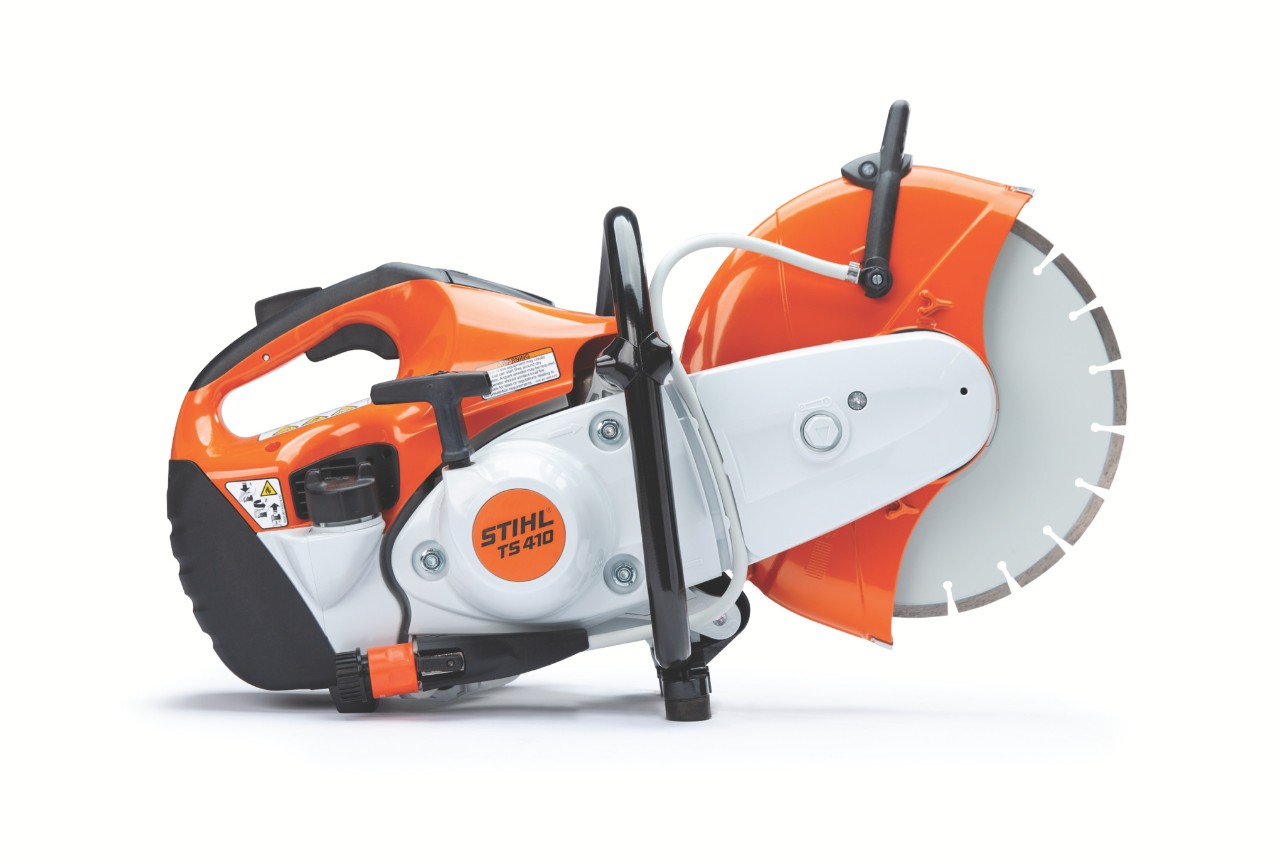 STIHL Kundin gibt ein STIHL Gerät in einem STIHL Fachhandel in den Service.
