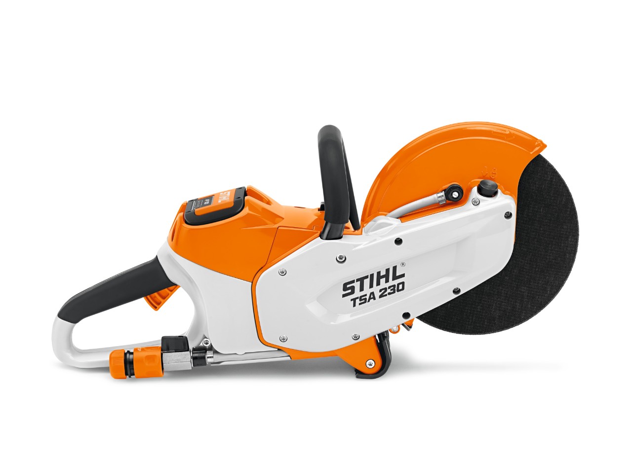STIHL Kundin gibt ein STIHL Gerät in einem STIHL Fachhandel in den Service.