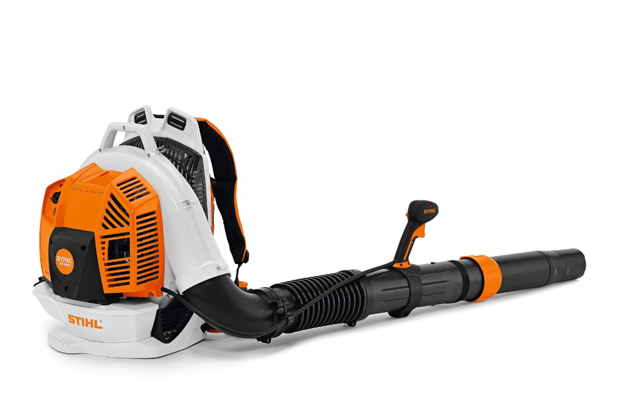 STIHL Kundin gibt ein STIHL Gerät in einem STIHL Fachhandel in den Service.