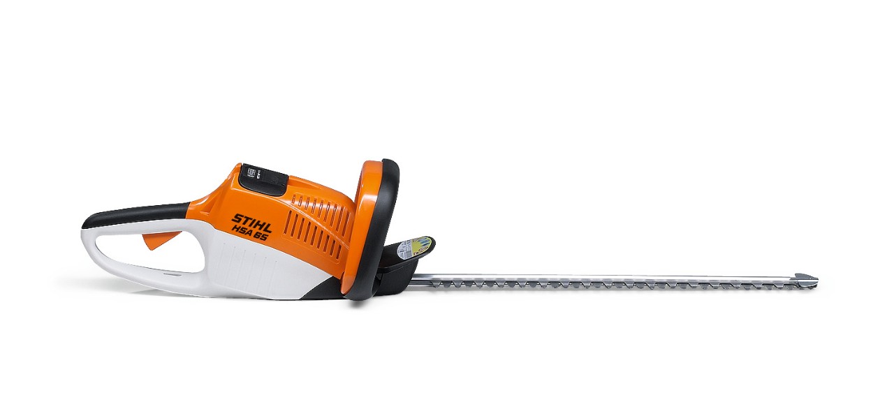 STIHL Kundin gibt ein STIHL Gerät in einem STIHL Fachhandel in den Service.