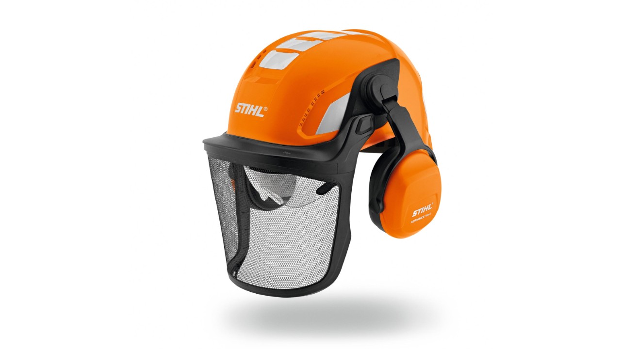 STIHL Kundin gibt ein STIHL Gerät in einem STIHL Fachhandel in den Service.