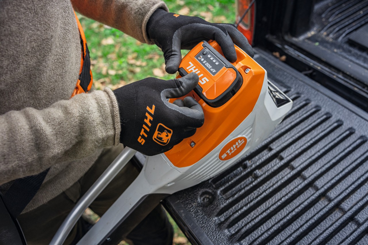 STIHL AP 500 S バッテリーを製品に装着
