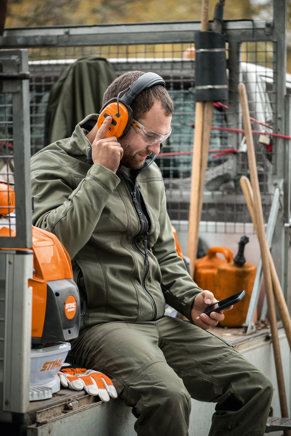 STIHLのBluetooth® (BT) 対応のイヤーマフ「DYNAMIC」など、無線またはBluetooth®機能を備えたイヤーマフ