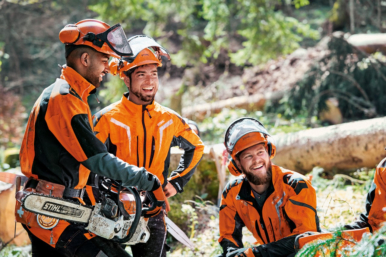 森でSTIHL防護服を着用してSTIHL MS 462を手にする林業作業員