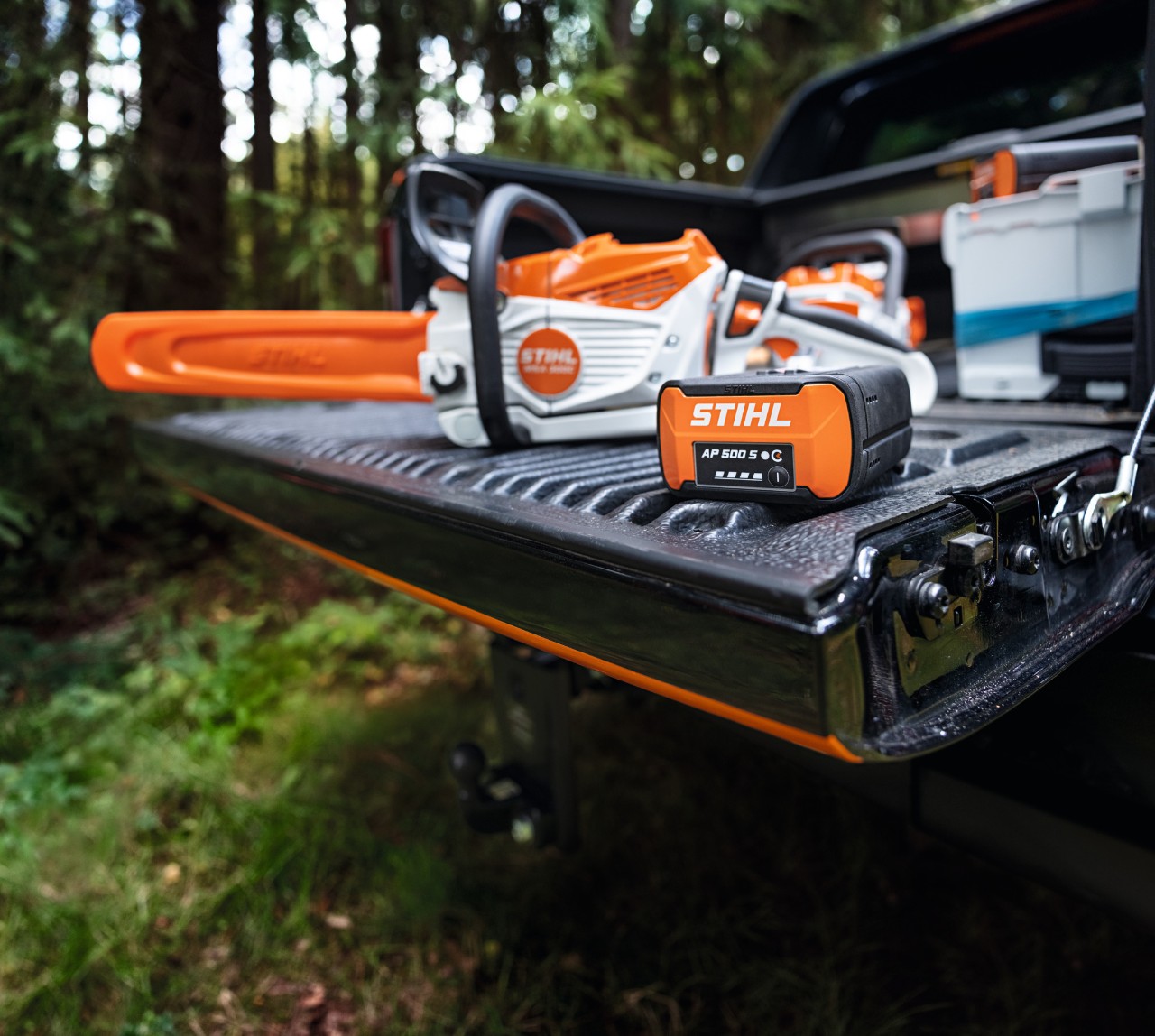 リチウムイオンバッテリー STIHL AP 500 Sおよびバッテリーチェンソー STIHL MSA 300