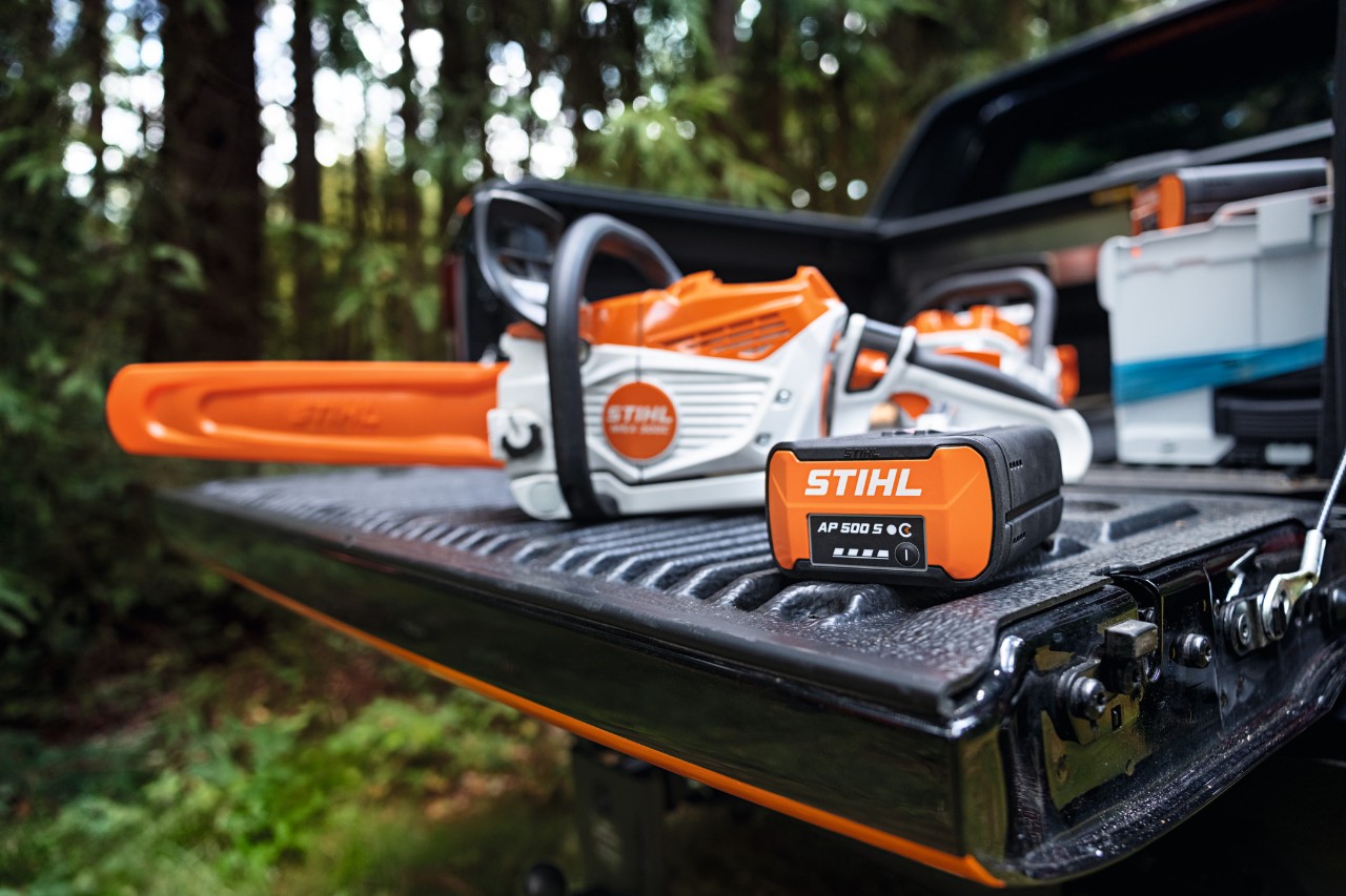 リチウムイオンバッテリー STIHL AP 500 Sおよびバッテリーチェンソー STIHL MSA 300 
